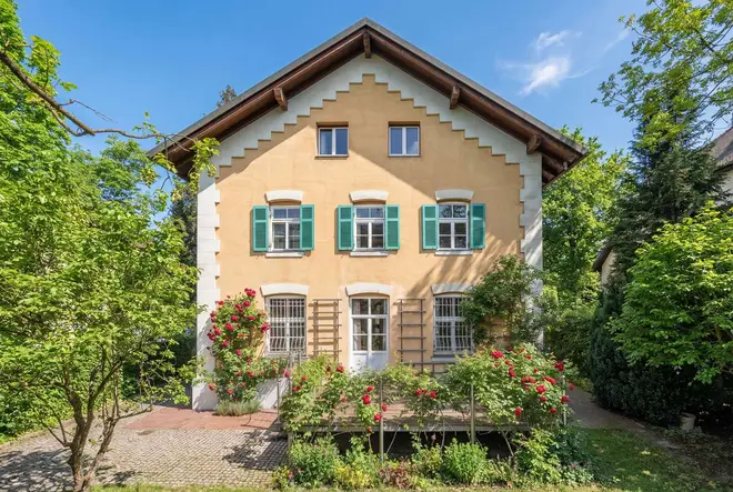 9 Zimmer Haus mit 389 m² in München – Bild 2