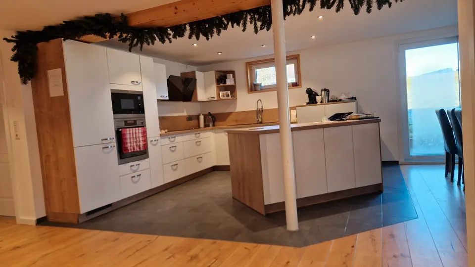 6 Zimmer Wohnung mit 185 m² in Freiburg im Breisgau – Bild 3