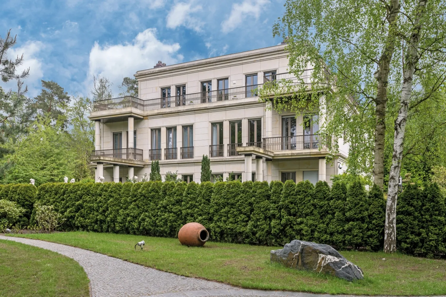 6 Zimmer Wohnung mit 248 m² in Berlin – Bild 1