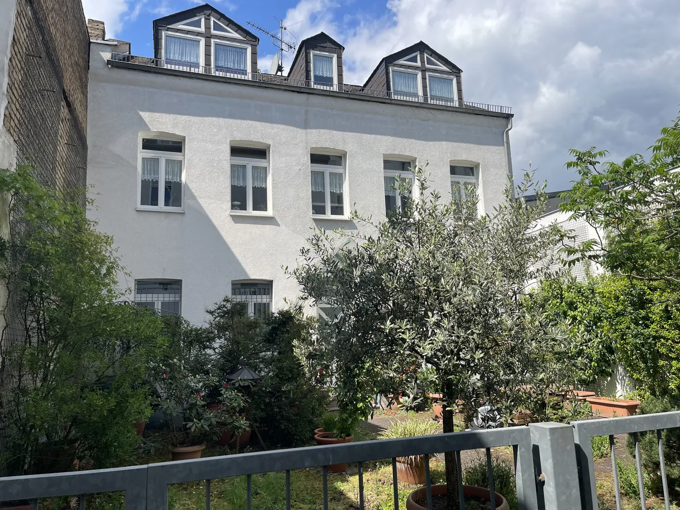 8 Zimmer Haus mit 195 m² in Wiesbaden – Bild 1
