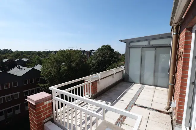 4 Zimmer Wohnung mit 133 m² in Hamburg – Bild 2
