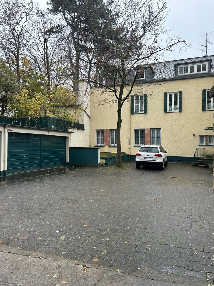 6 Zimmer Wohnung mit 200 m² in Wiesbaden – Bild 1
