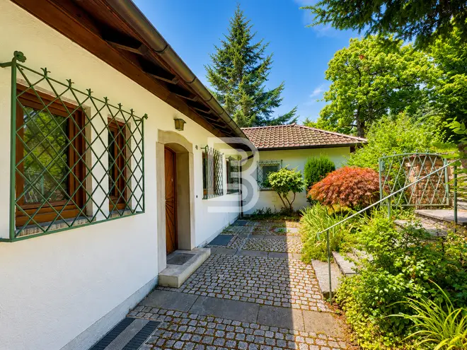 9 Zimmer Haus mit 213 m² in Freiburg im Breisgau – Bild 1