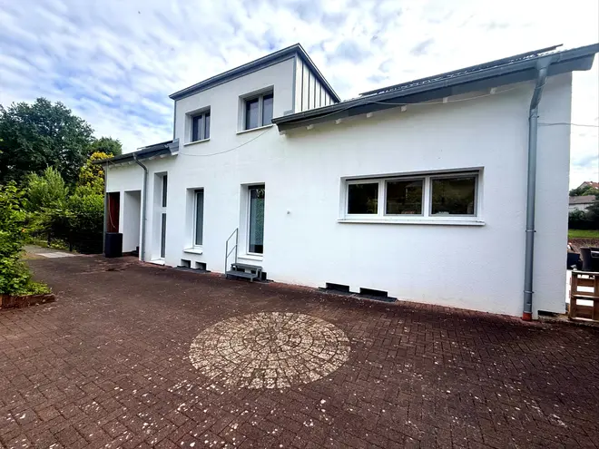 8 Zimmer Haus mit 255 m² in Homburg – Bild 1