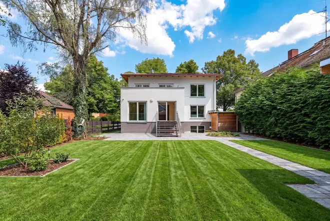 9 Zimmer Haus mit 290 m² in Berlin – Bild 1