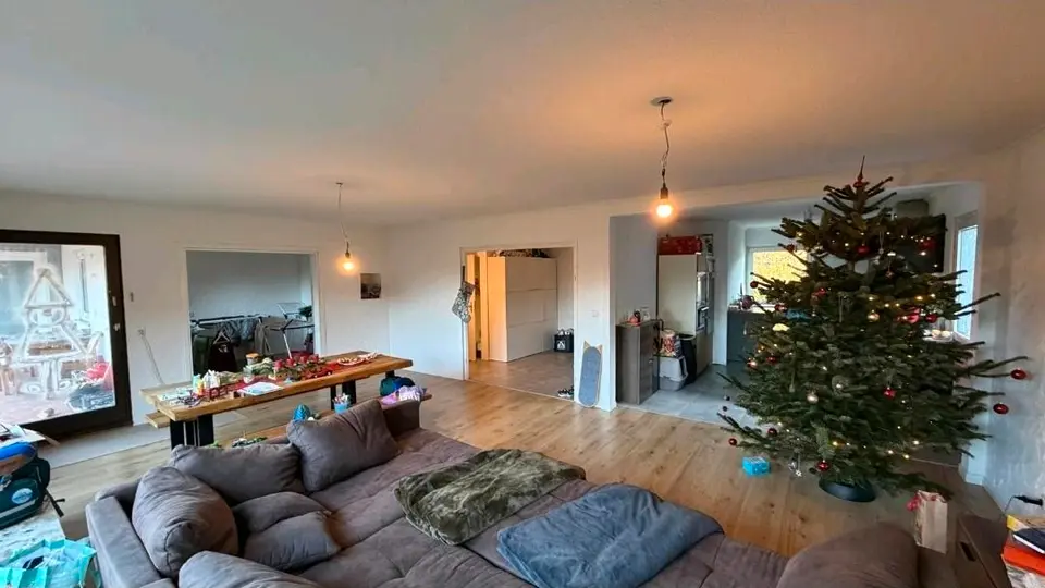 6 Zimmer Wohnung mit 150 m² in Neumünster – Bild 1