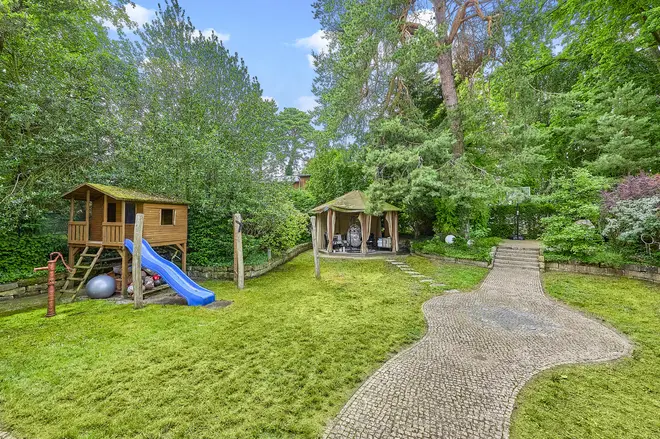 8 Zimmer Wohnung mit 407 m² in Berlin – Bild 2