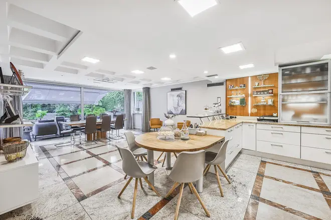 8 Zimmer Wohnung mit 407 m² in Berlin – Bild 5