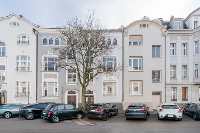 9 Zimmer Haus mit 313 m² in Düsseldorf – Bild 2