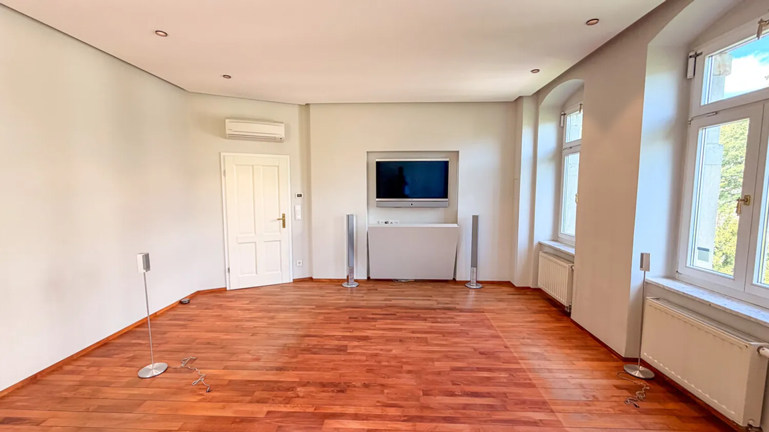7 Zimmer Wohnung mit 240 m² in Dresden – Bild 1
