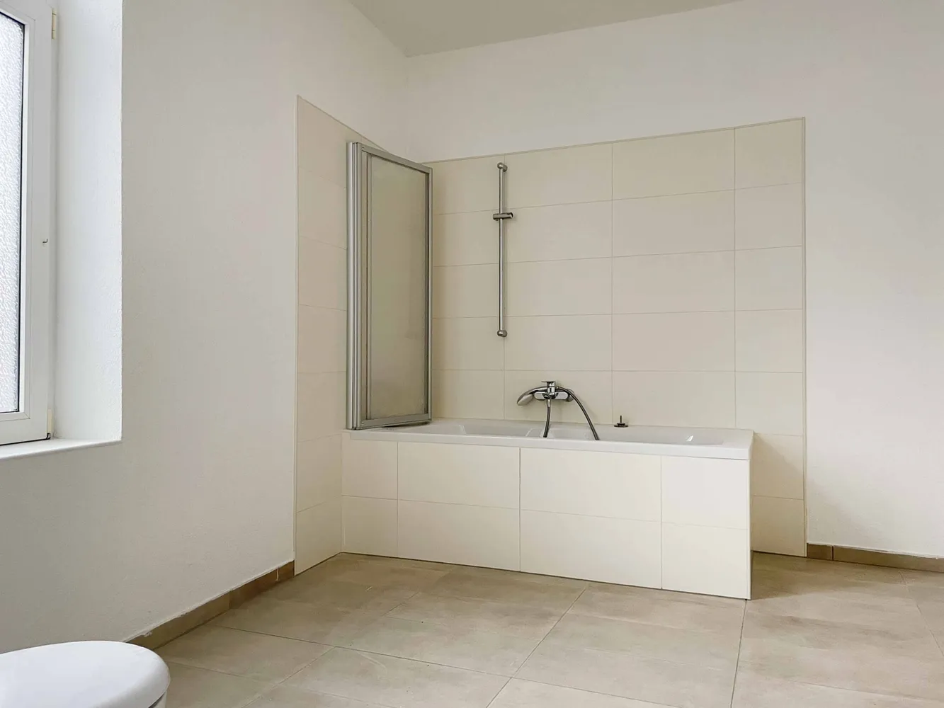 5 Zimmer Wohnung mit 196 m² in Halle (Saale) – Bild 3