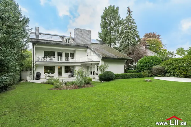 11 Zimmer Haus mit 405 m² in Frankfurt am Main – Bild 1