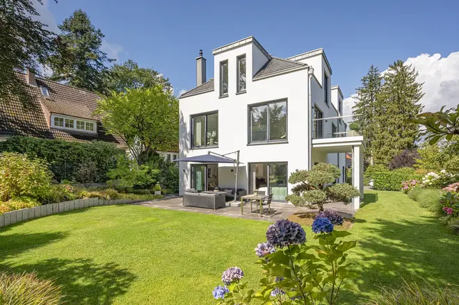8 Zimmer Haus mit 360 m² in Hamburg – Bild 1
