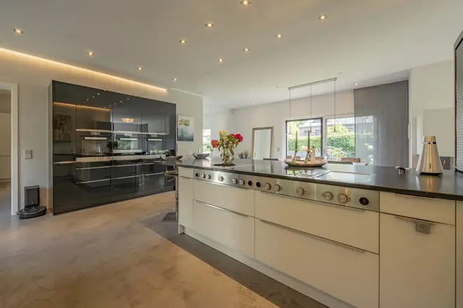 8 Zimmer Haus mit 360 m² in Hamburg – Bild 3