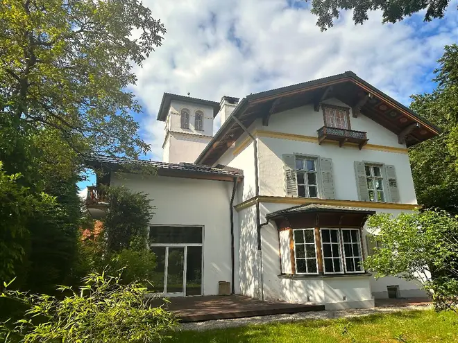 12 Zimmer Haus mit 365 m² in München – Bild 1