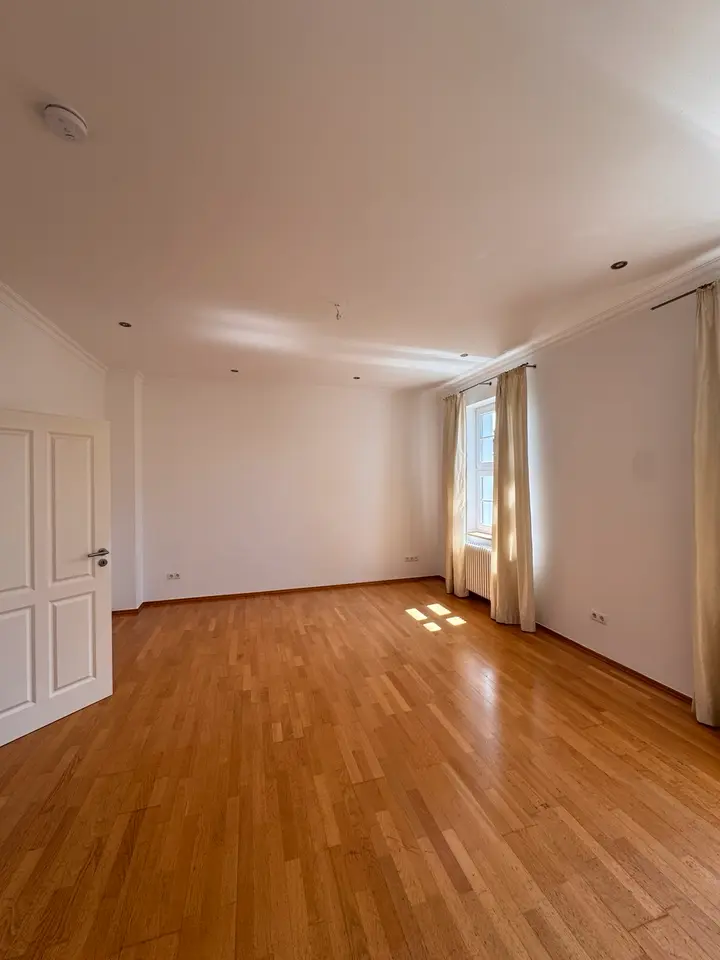 6 Zimmer Wohnung mit 220 m² in Oberursel – Bild 1