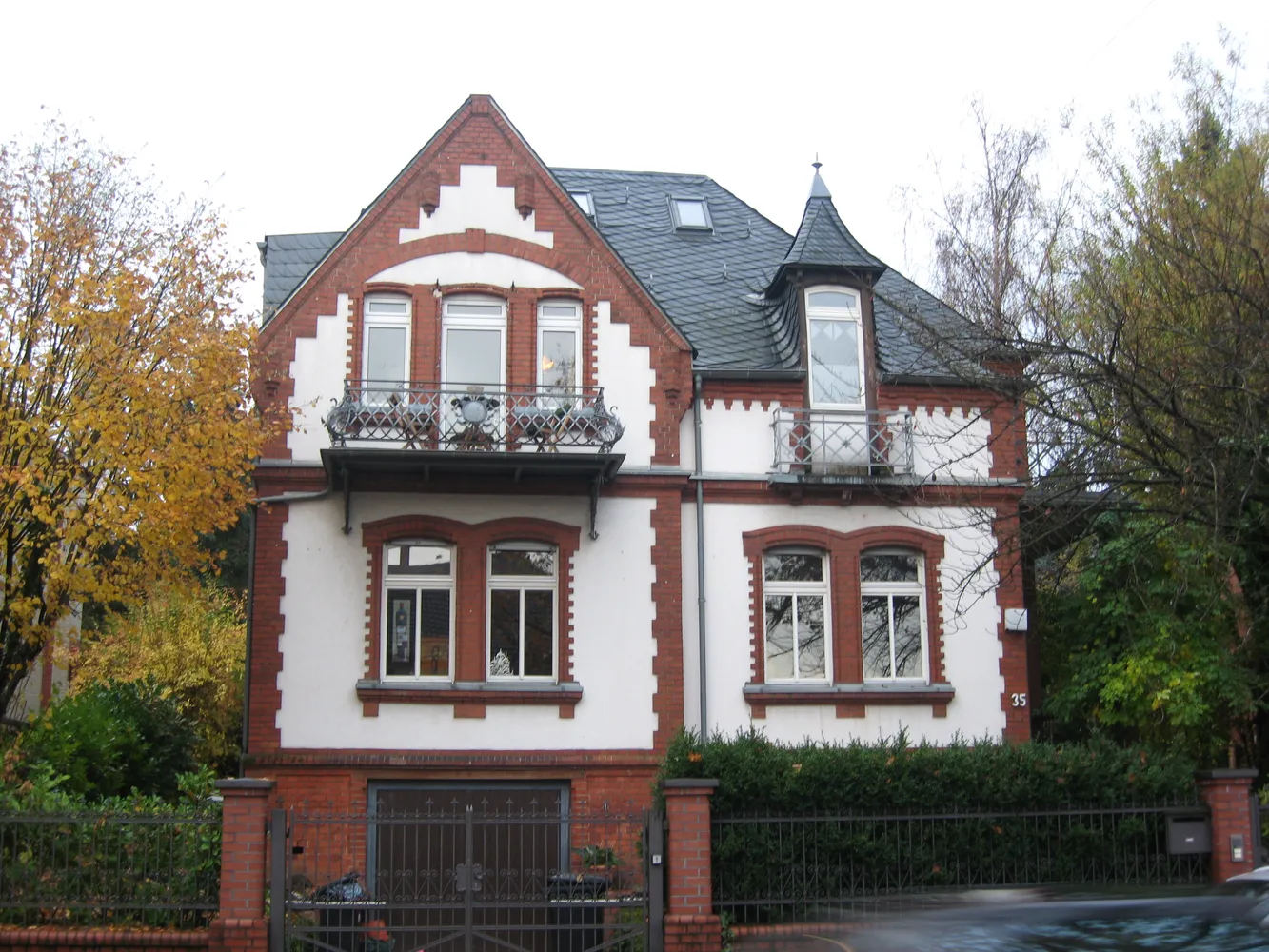 7 Zimmer Haus mit 200 m² in Wiesbaden – Bild 1