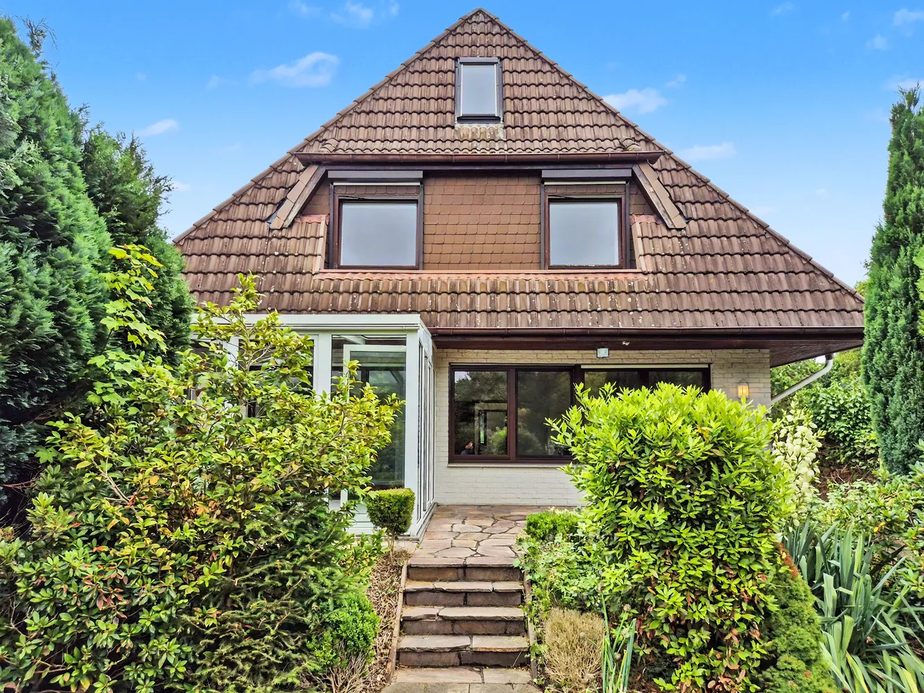 9 Zimmer Haus mit 274 m² in Hamburg – Bild 1