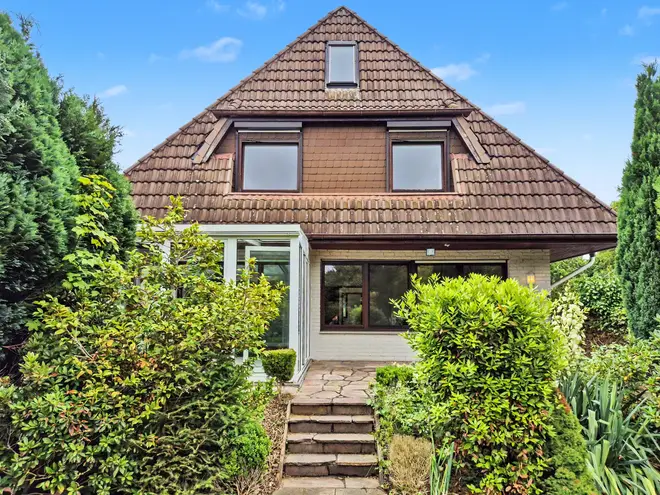9 Zimmer Haus mit 274 m² in Hamburg – Bild 1