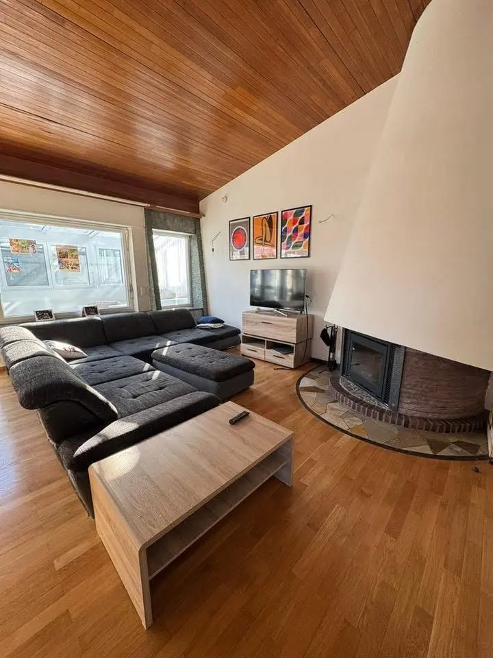 9 Zimmer Haus mit 280 m² in Stuttgart – Bild 1