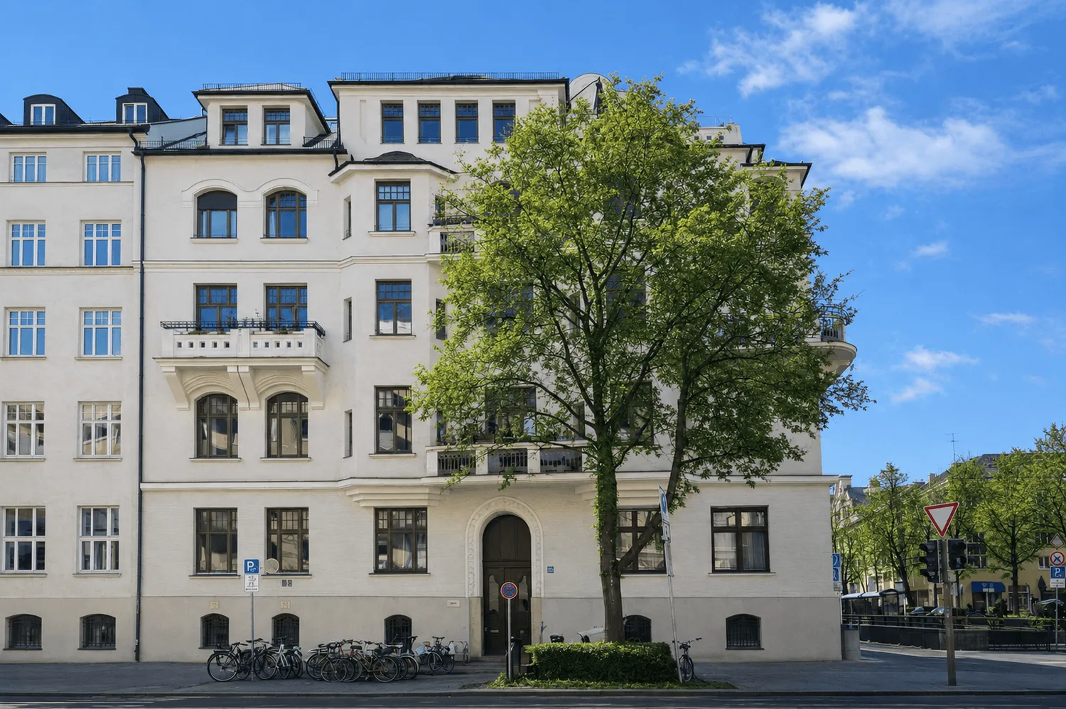 5 Zimmer Wohnung mit 190 m² in München – Bild 1