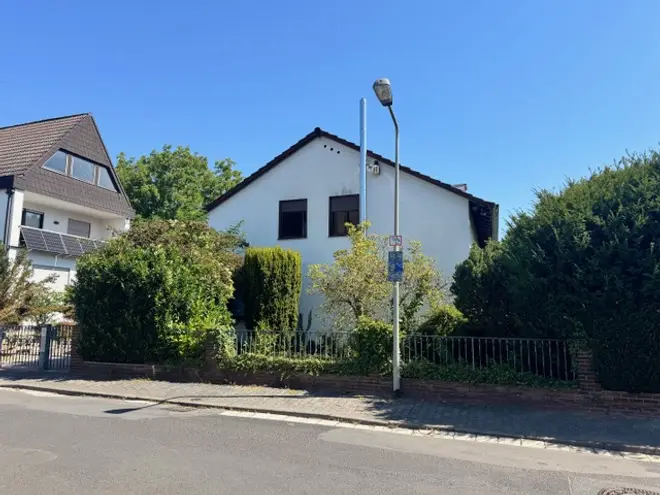 8 Zimmer Haus mit 200 m² in Frankfurt am Main – Bild 1