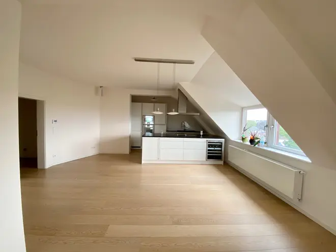 6 Zimmer Wohnung mit 242 m² in Wiesbaden – Bild 3