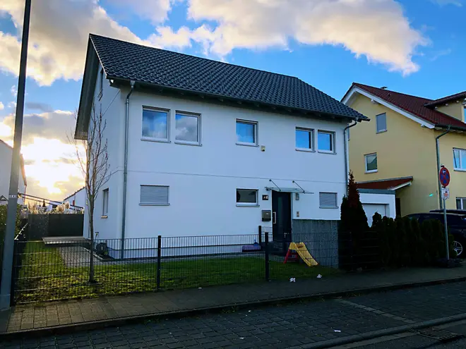 8 Zimmer Haus mit 250 m² in Karlsruhe – Bild 1