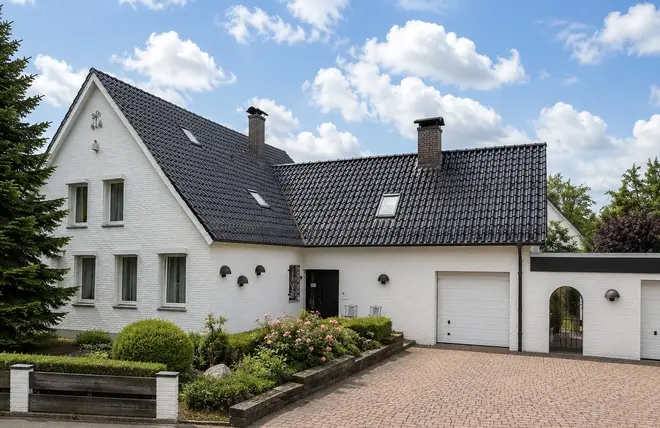 7 Zimmer Haus mit 261 m² in Hannover – Bild 1